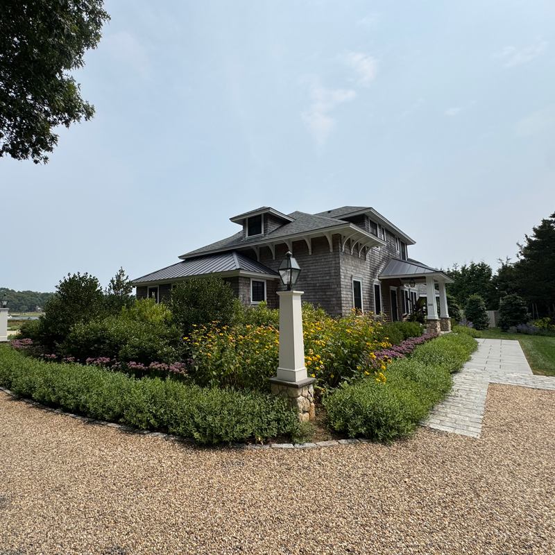residential home with nice landscaping